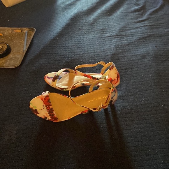 Small heel sandals more like a pump cutsy - Picture 5 of 12